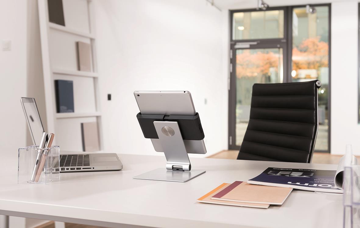 Bordsställ för surfplatta på skrivbord med laptop och dokument i ett kontorsmiljö