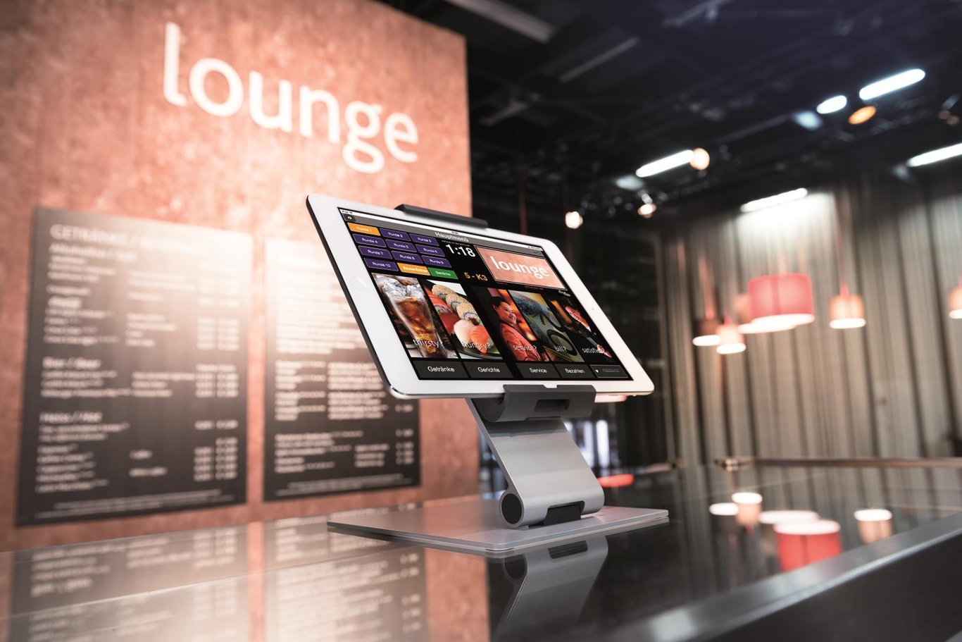 Bordsställ för surfplatta på ett bord i en modern inomhusmiljö