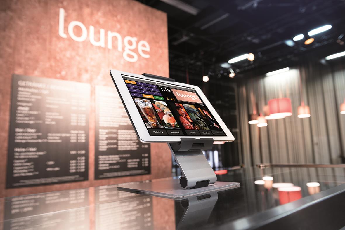 Bordsställ för surfplatta på ett bord i en modern inomhusmiljö