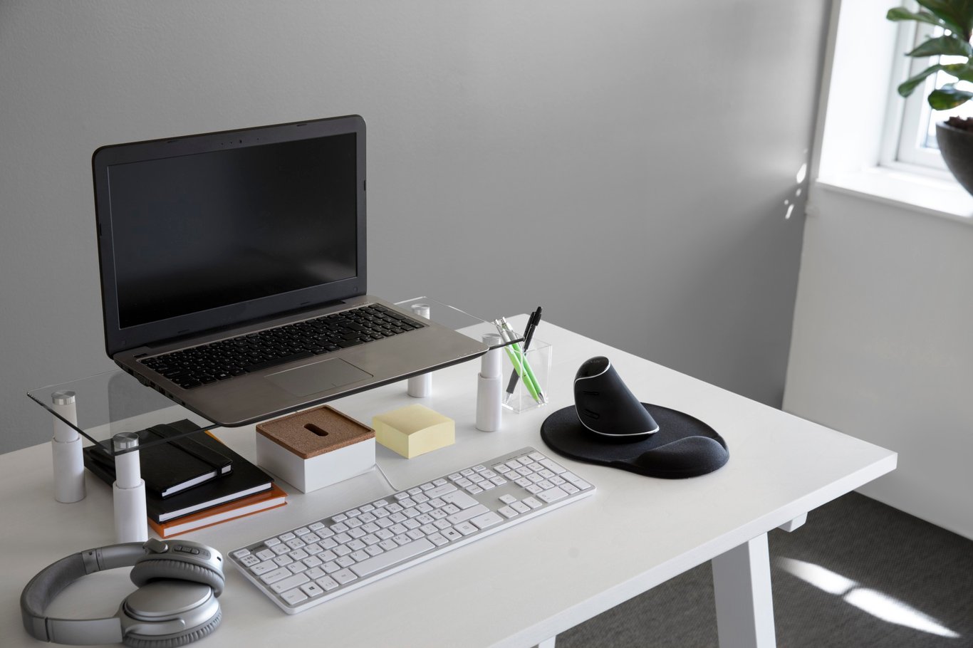 Skärmställ Jobmate Monitor Stand på ett skrivbord med dator, tangentbord, mus och kontorsmaterial