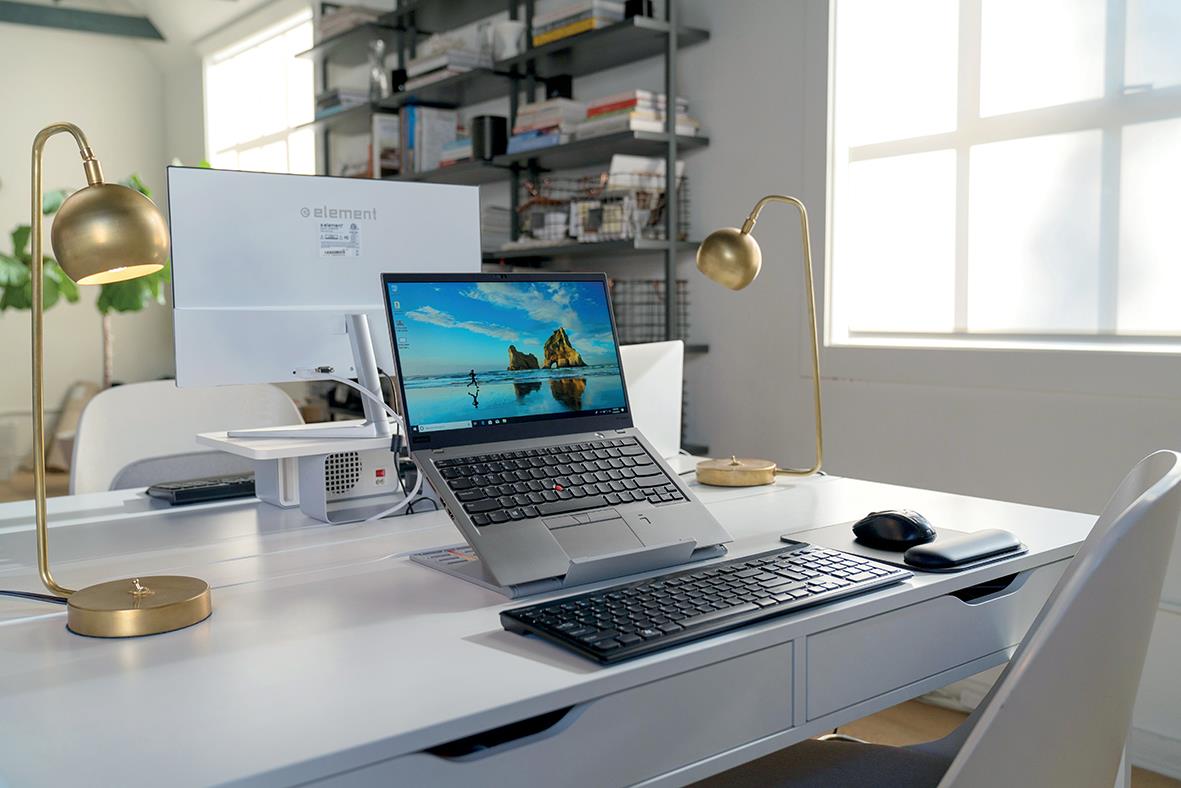 Laptopstöd Kensington EasyRiser Go på skrivbord med laptop, tangentbord och mus i ett ljust kontorsutrymme
