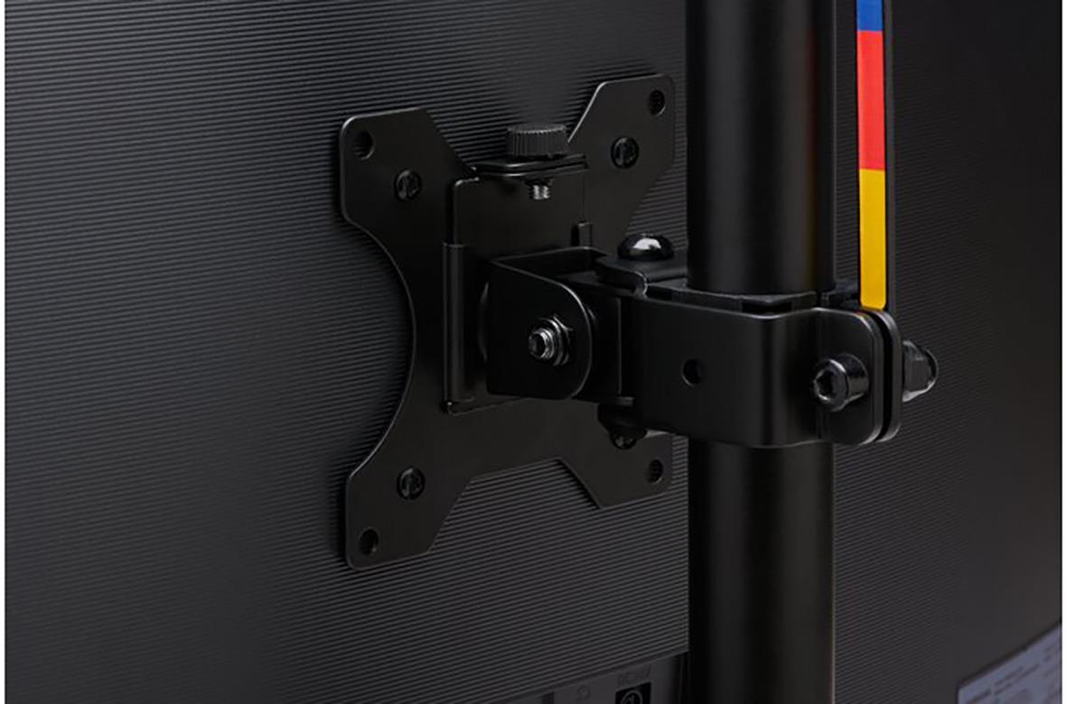 Svart monitorarm fäst vid baksidan av en datorskärm, justerbar och enkel att installera