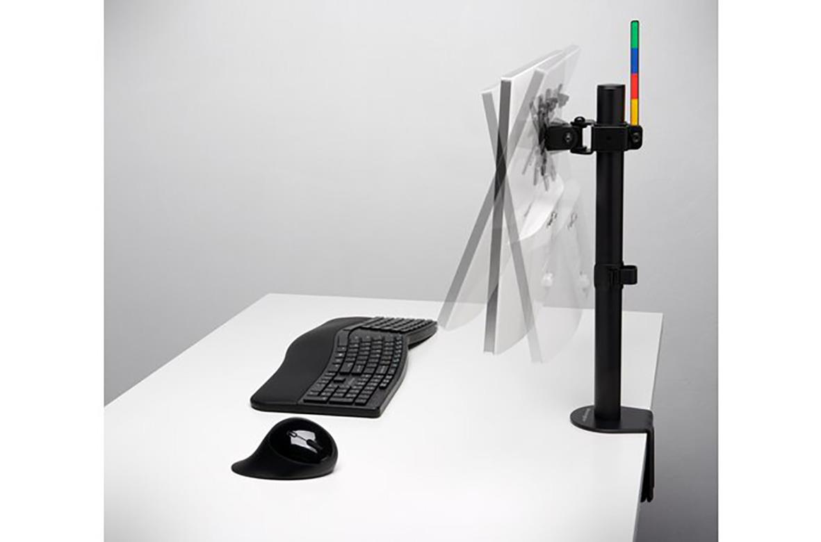 Enkel monitorarm med färgade indikatorer, stödjer en skärm och är placerad på ett skrivbord med tangentbord och mus