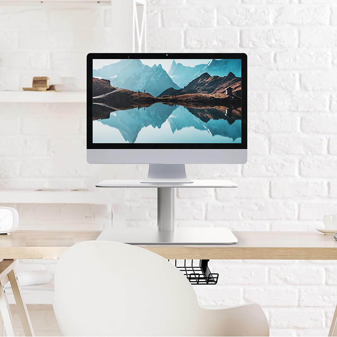 Skärmställ för monitor Jobmate Desire2 på skrivbord framför vit vägg