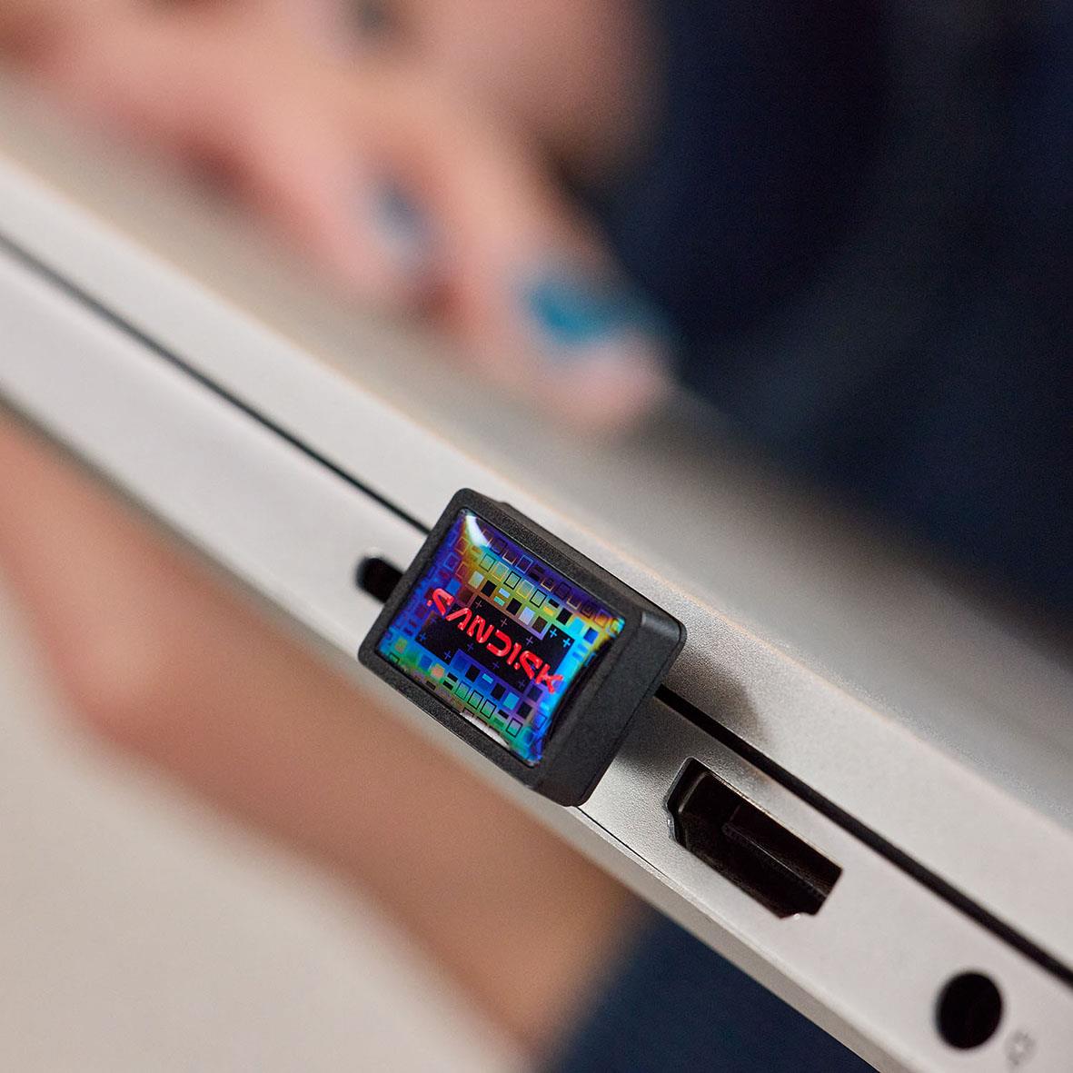 Sandisk Extreme Fit 3.2 256GB USB-minne placerad på en laptop