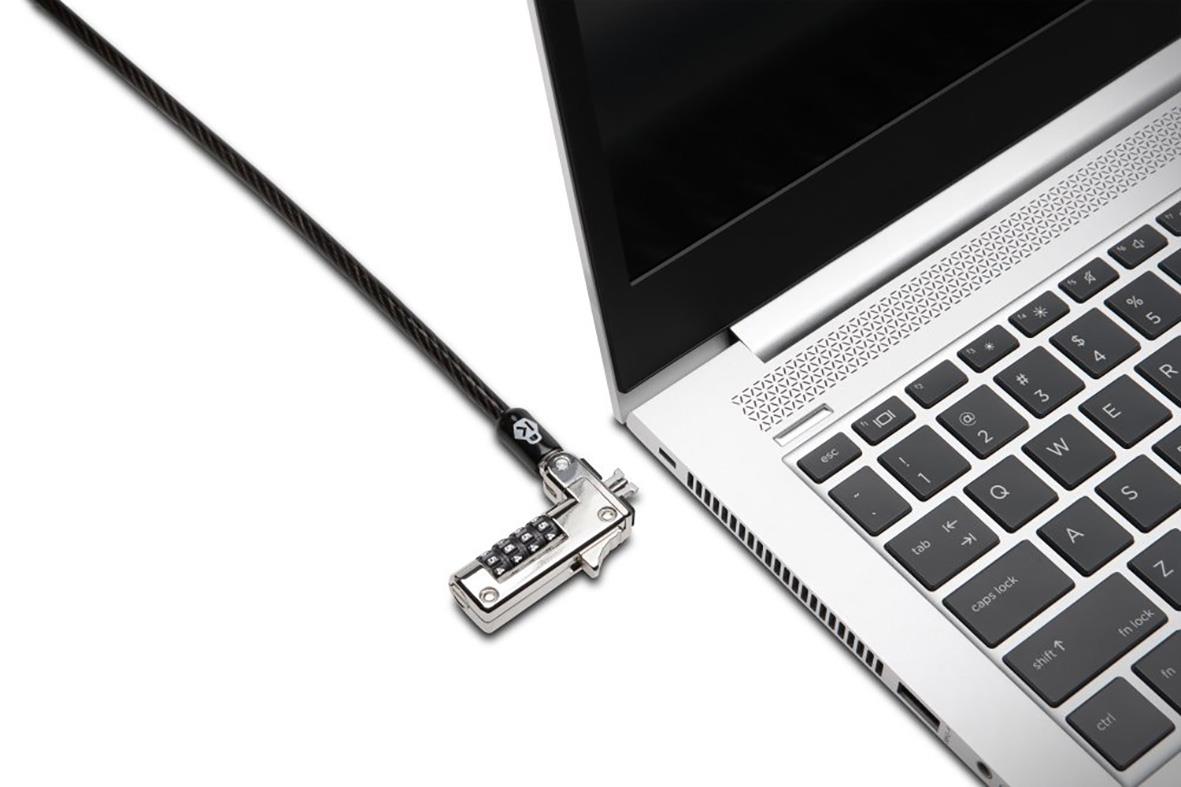 Liten kombinationslås kopplad till en laptop för säkerhet