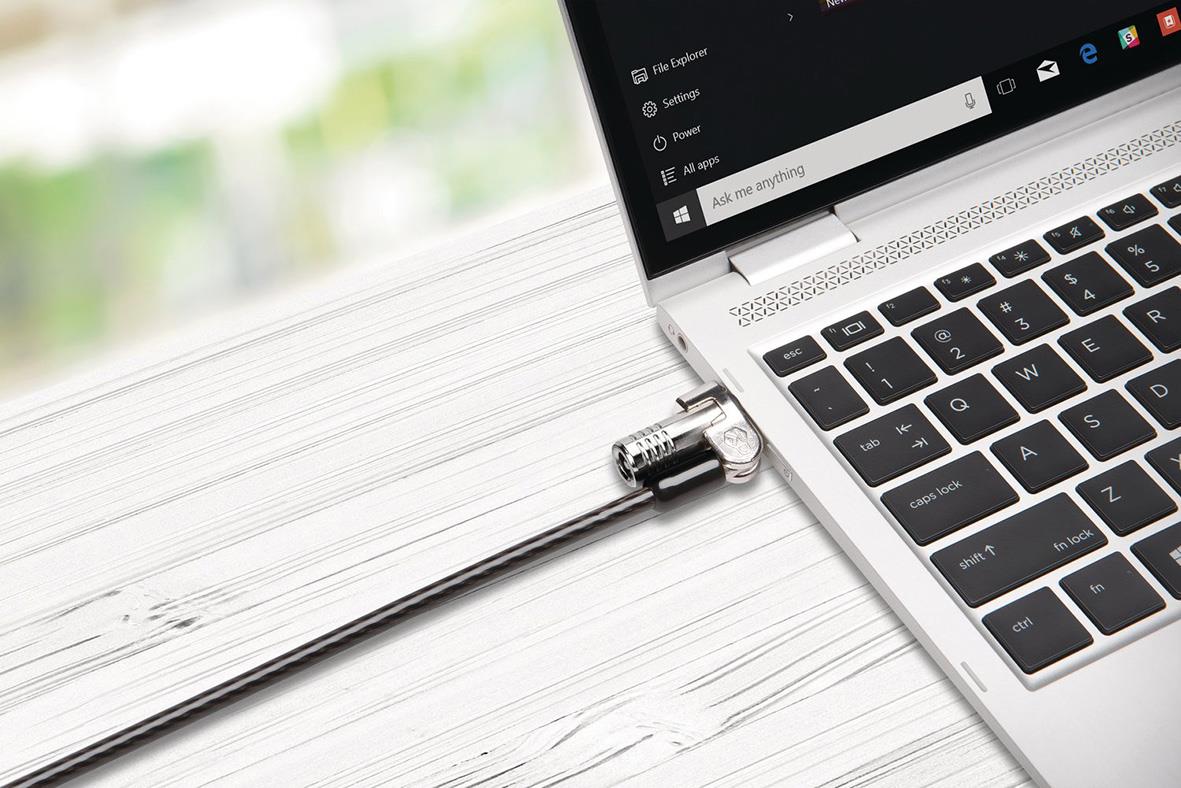 Laptoplås Kensington NanoSaver kopplat till en laptop på vit träbord