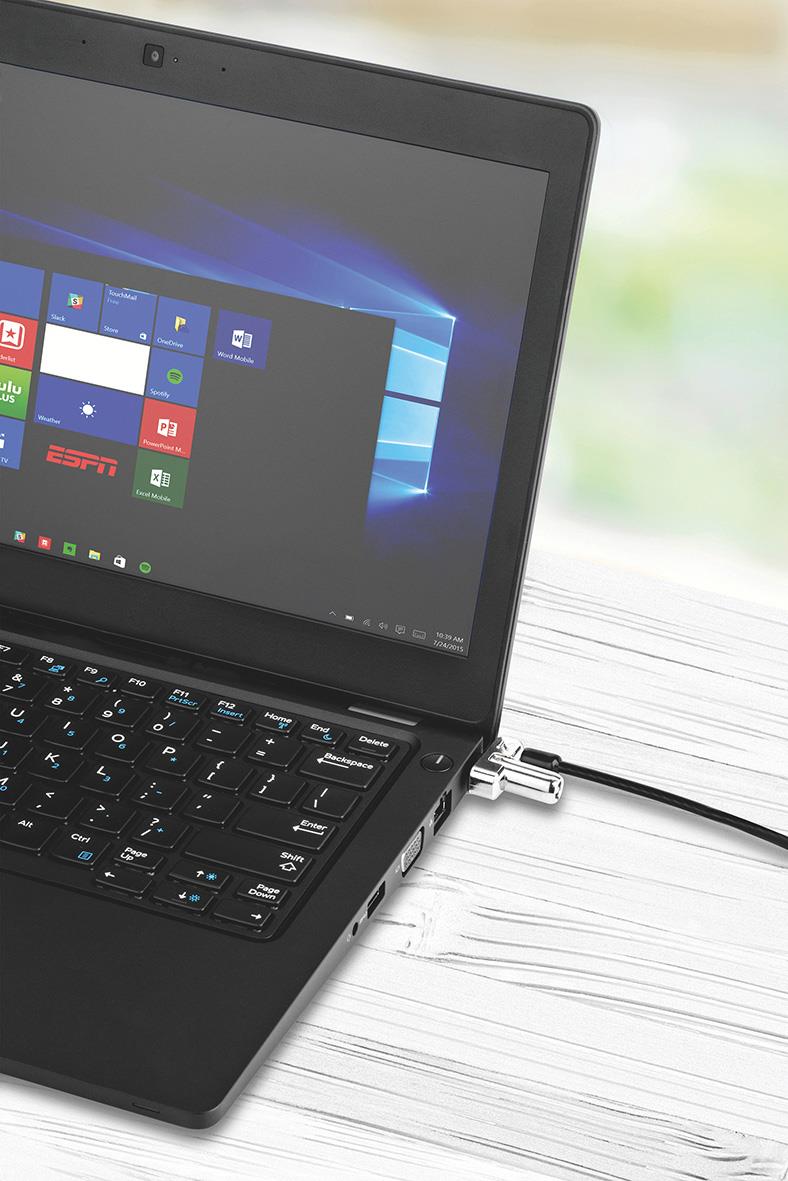 Laptop med Kensington N17 nyckellås kopplat till sidan