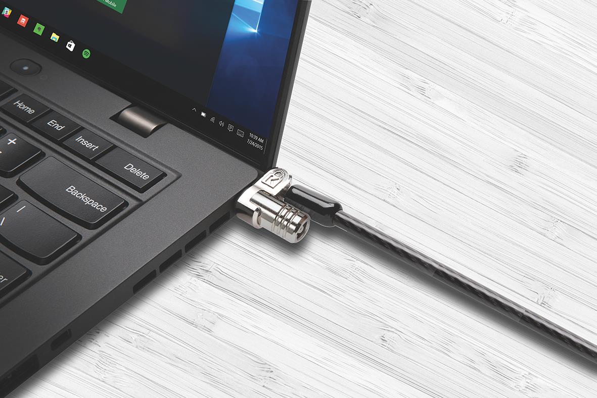 Laptoplås Kensington MicroSaver 2.0 kopplat till en laptop på ett skrivbord