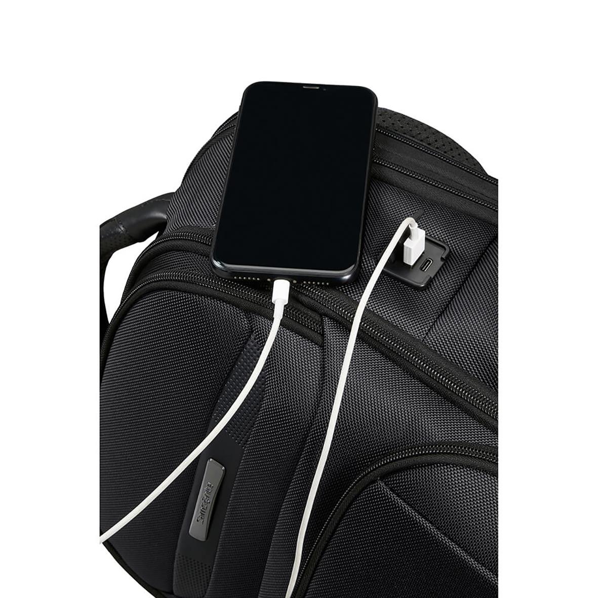 Svart Samsonite ryggsäck med laddad smartphone och laddare