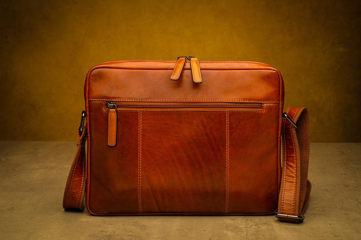 Modena skinn iPadväska i cognacfärgat läder med dragkedja och axelrem