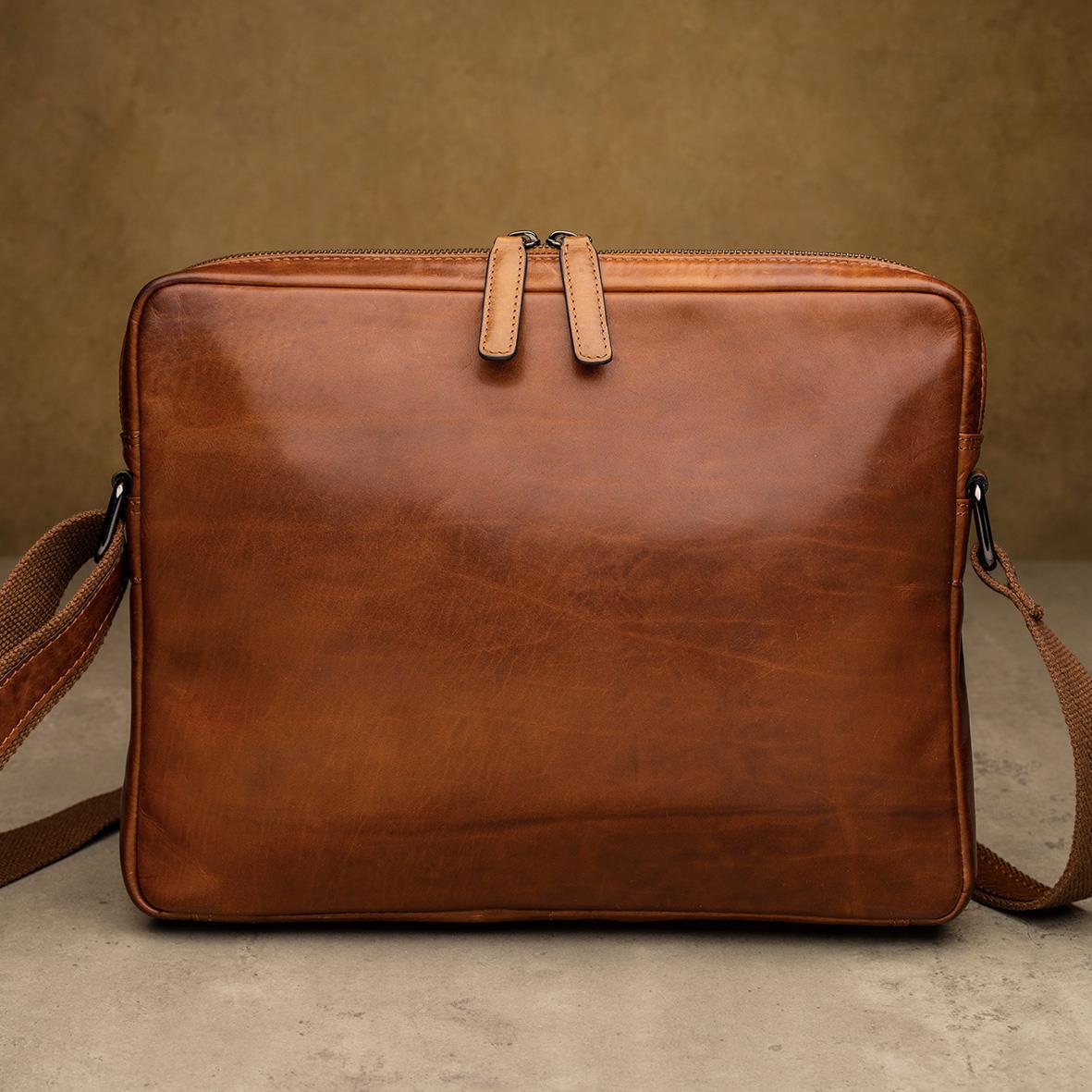 Läder iPad-väska Modena i cognacfärgat skinn med axelrem