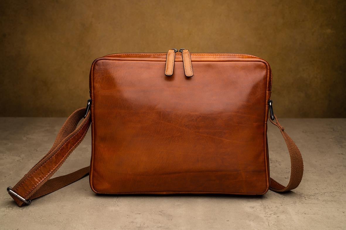 Cognacfärgad iPadväska i skinn med axelrem och dragkedja