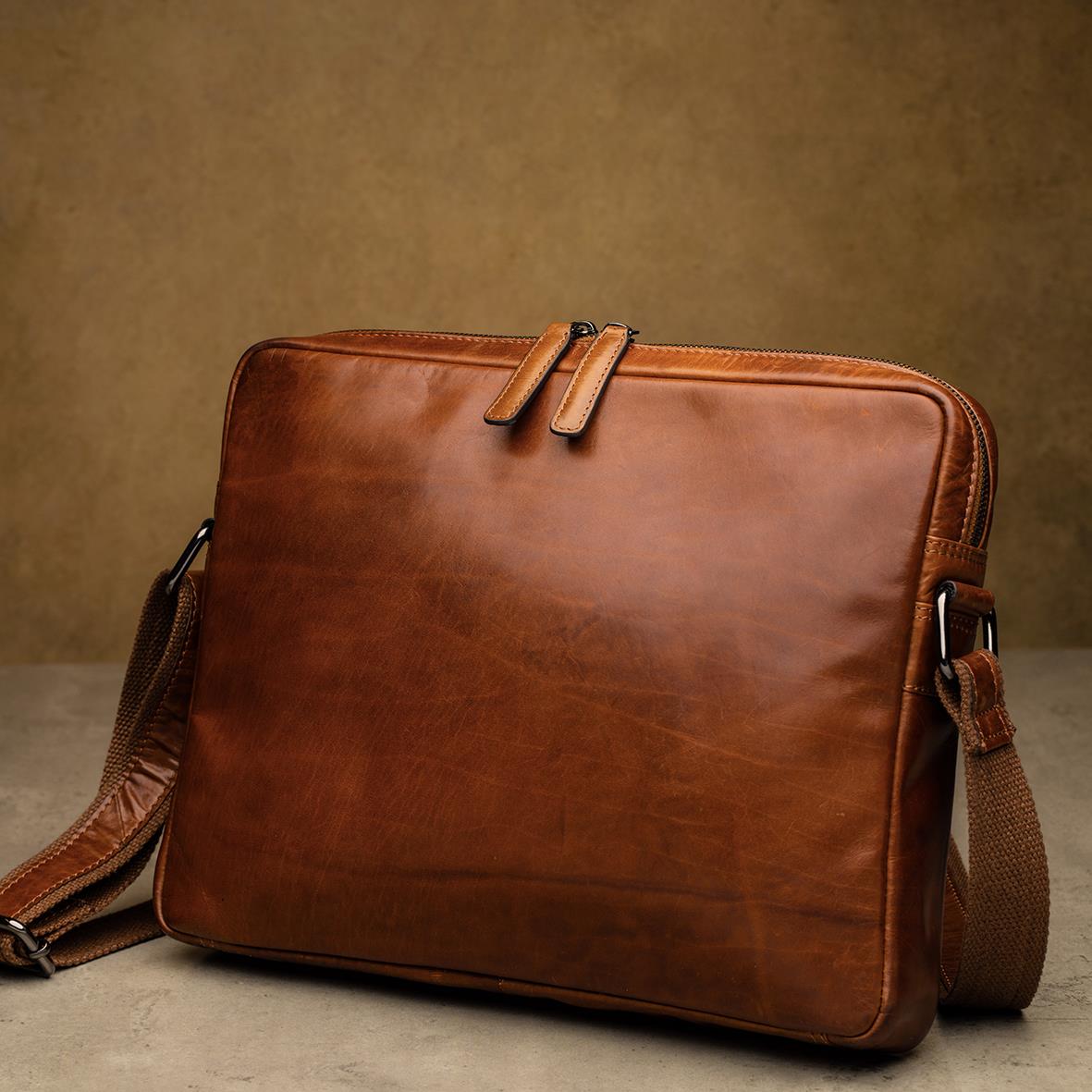 Modena skinn iPadväska i cognacfärgat läder med axelrem