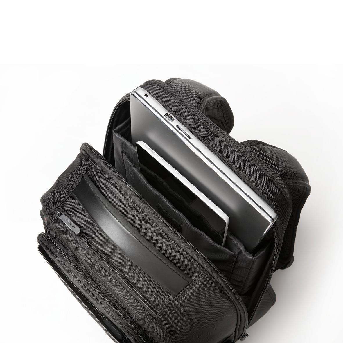 Svart Kensington Contour 2.0 ryggsäck med plats för 15.6 tum laptop, öppnad för att visa innehåll