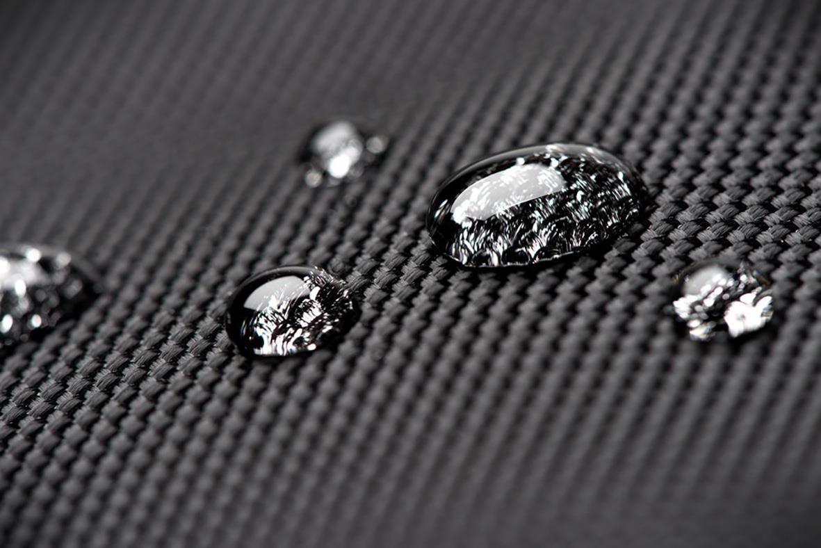 Vätskefläckar på svart textilmaterial