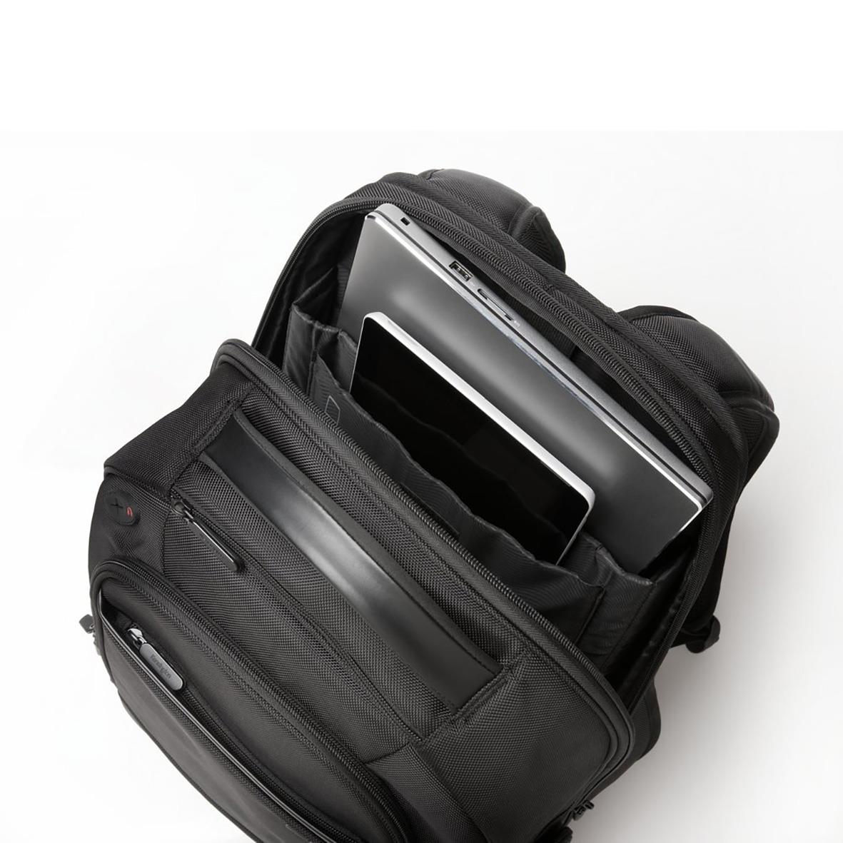 Svart Kensington Contour 2.0 ryggsäck med plats för 17-tums laptop och andra tillbehör