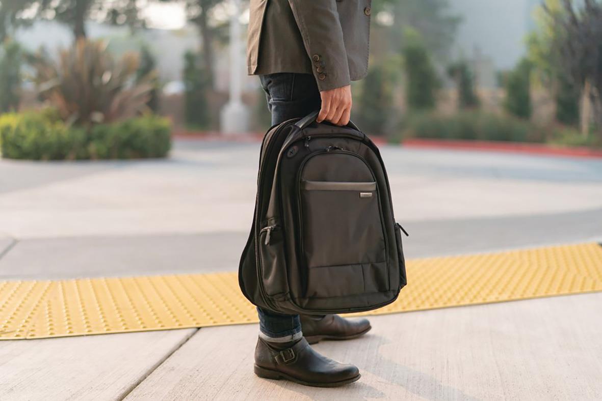 Person som bär en svart Kensington Contour 2.0 ryggsäck för laptop 17 tum utomhus