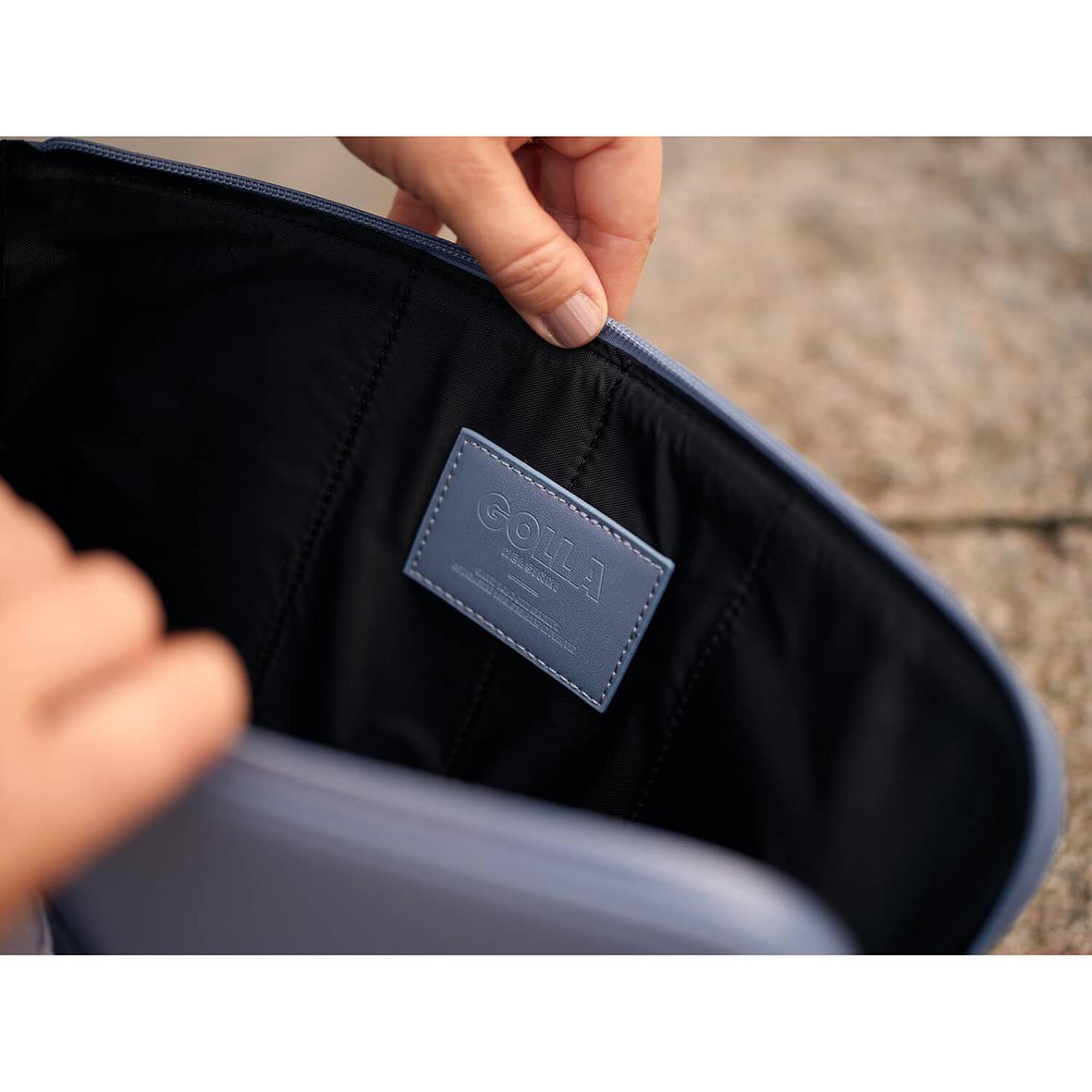 Datorfodral Golla Metro Neopren Petroleum för 13 tum laptops öppnas för att visa insidan