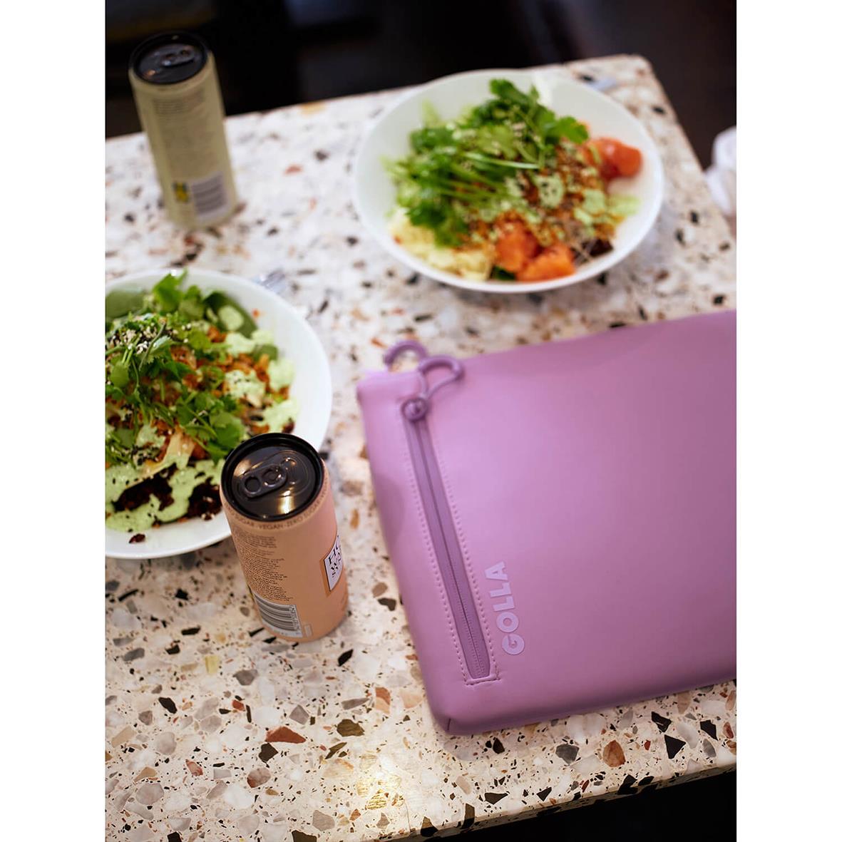 Datorfodral Golla Metro Neopren Pastel Lilac 13 tum på bord med sallad och dryck