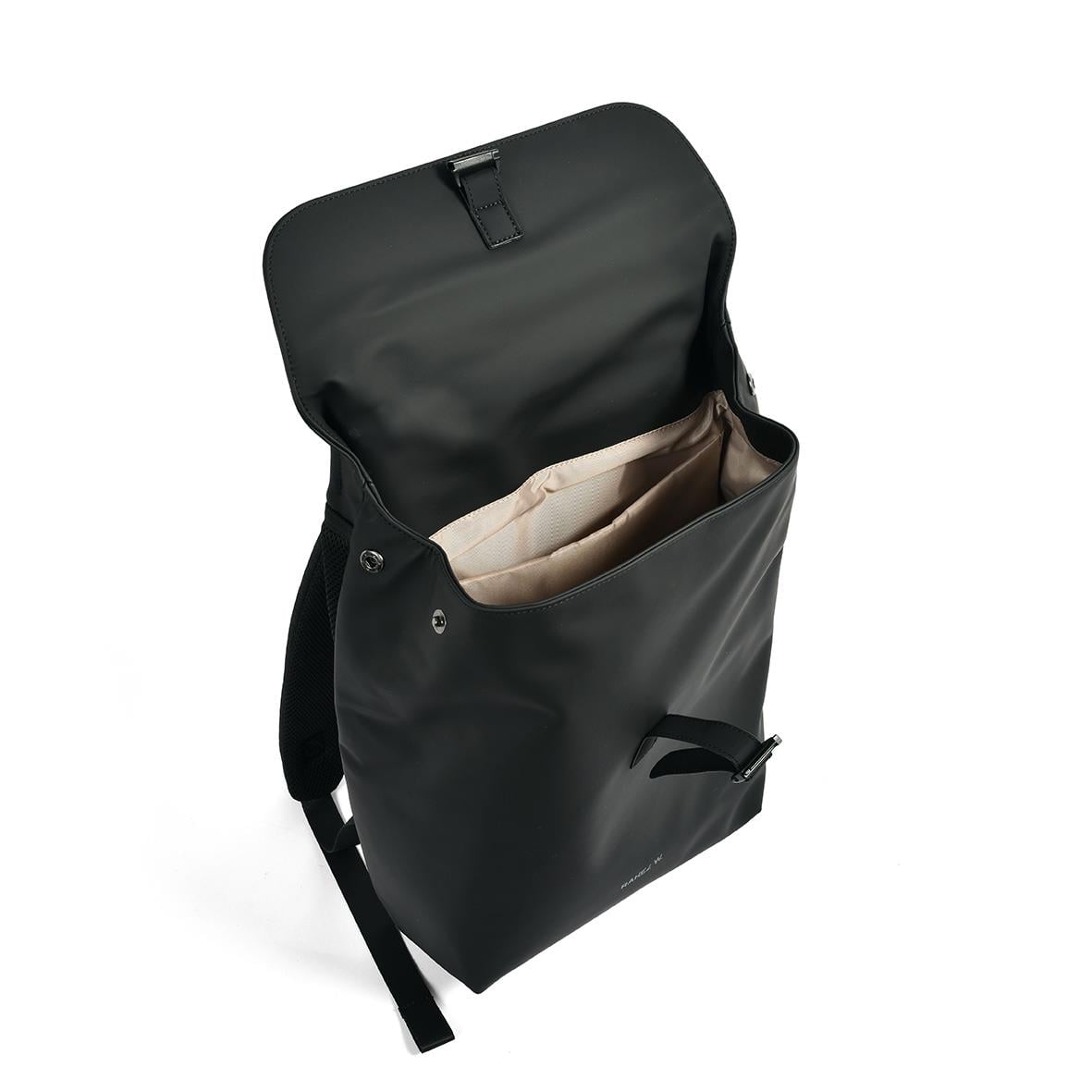 Svart ryggsäck RW Santa Monica med öppet fack och justerbar axelrem