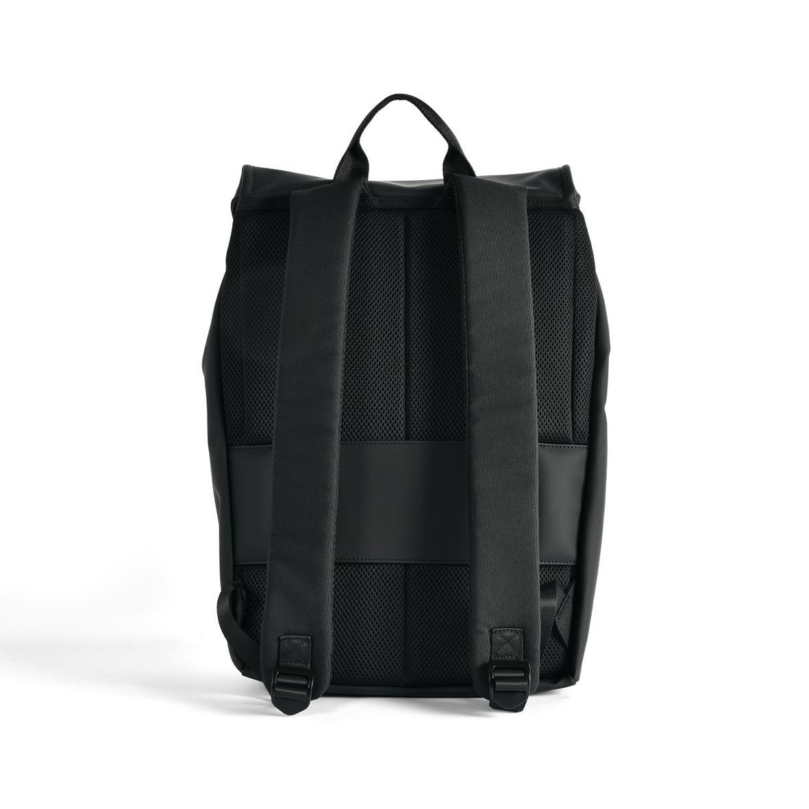 Svart ryggsäck RW Santa Monica med justerbara axelremmar och handtag