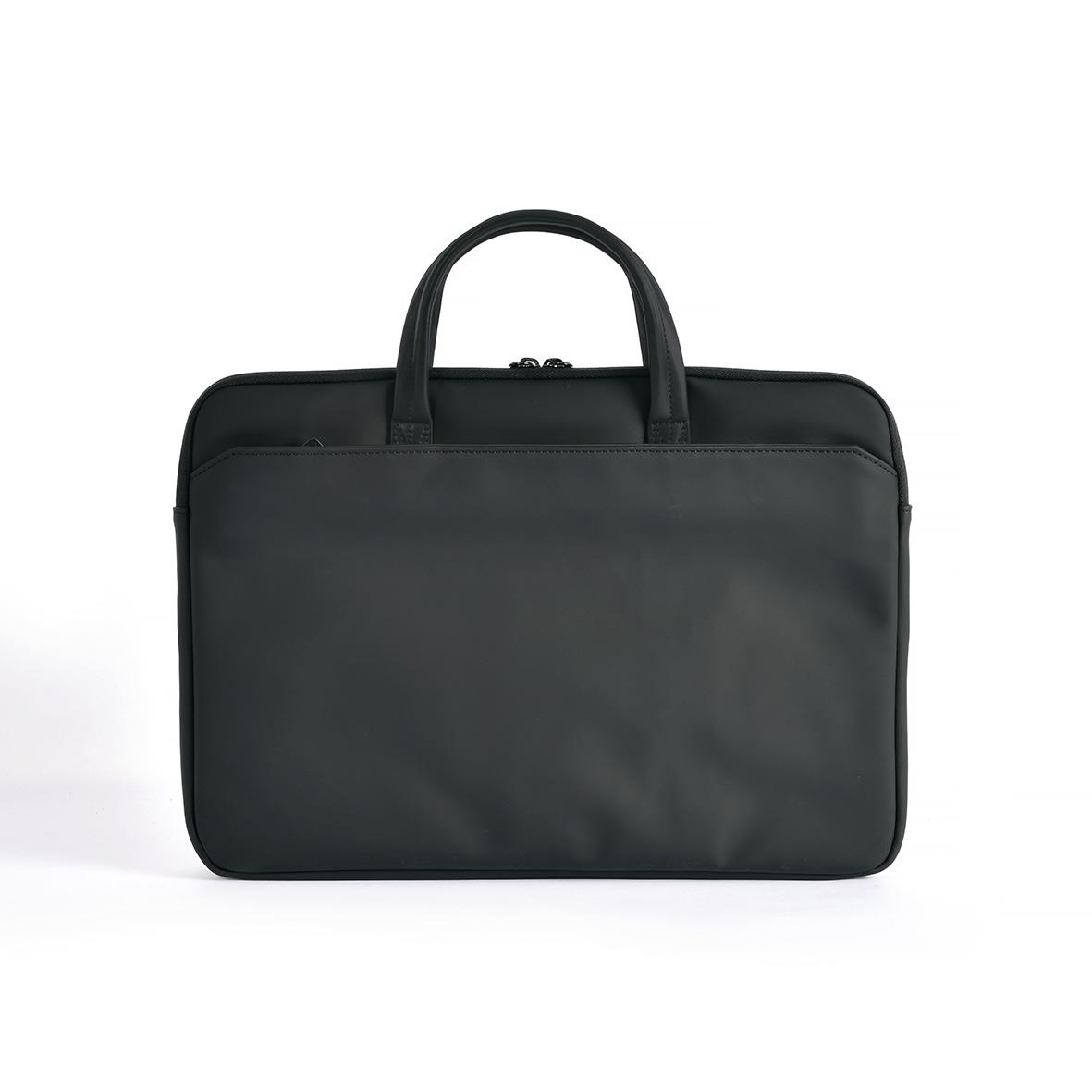 Svart portfölj med handtag på en vit bakgrund
