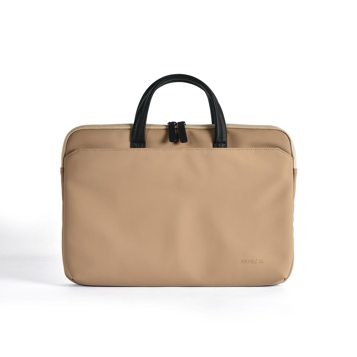 Beige laptopväska med svarta handtag på en vit bakgrund