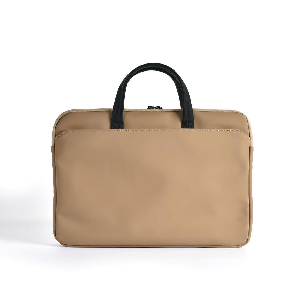 Beige laptopväska med svarta handtag på vit bakgrund