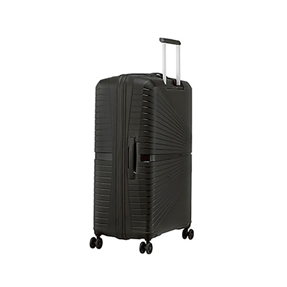 Svart resväska med hjul och utdragbar handtag