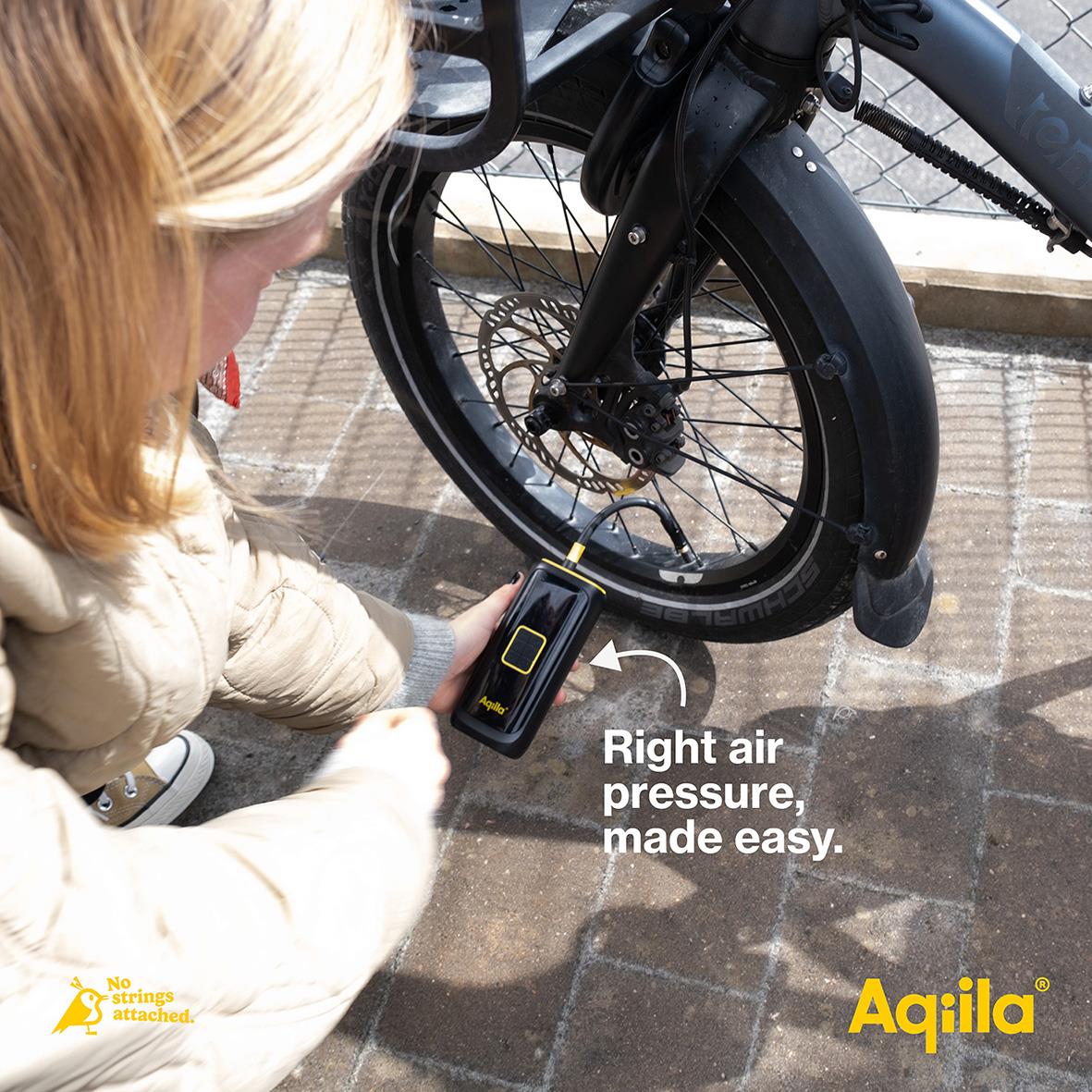 Person använder elektrisk luftpump för att fylla cykelns däck med luft