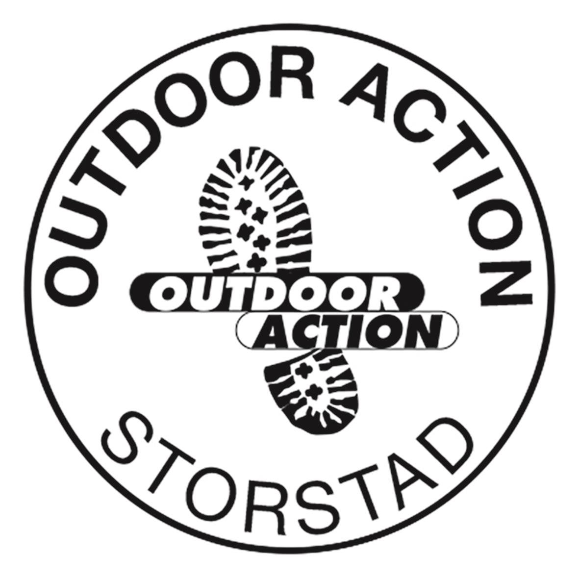 Svart rund stämpel med texten Outdoor Action Storstad och fotavtryck
