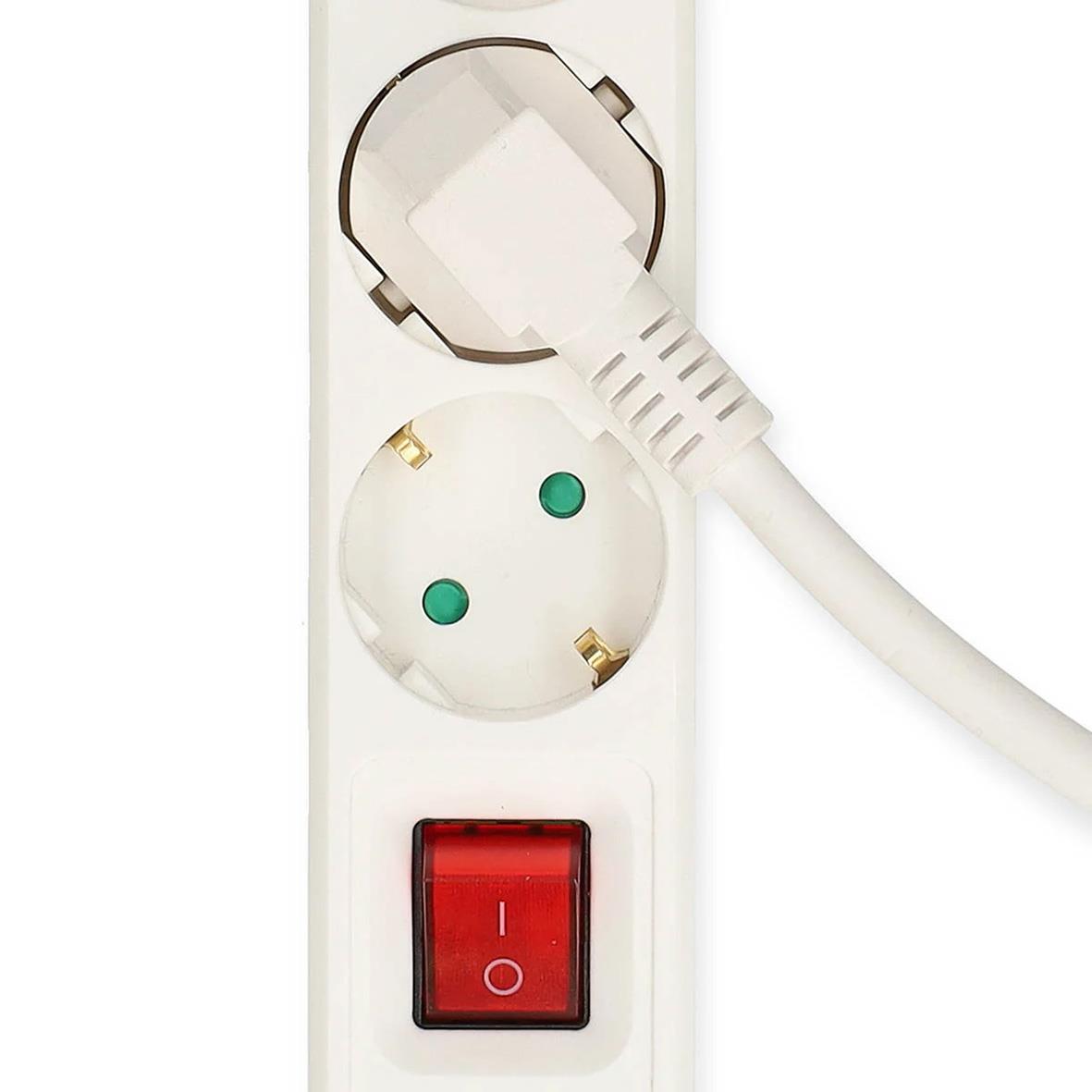 Vit grenuttag med 5-vägs USB-A/USB-C, jordad, brytare och 1,5m kabel