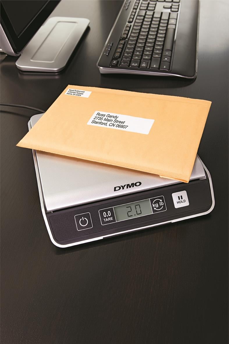 Våg Dymo M10 usb 10kg digitalvåg på skrivbord med kuvert och dator
