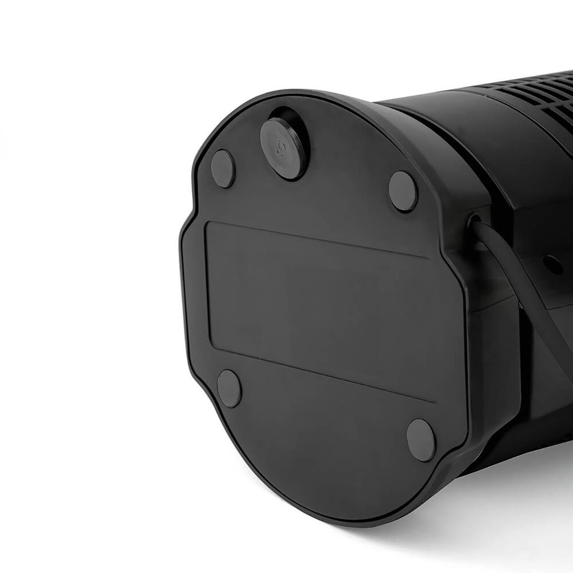 Svart keramisk tornvärmare från Black+Decker med 2000W effekt, sett från undersidan