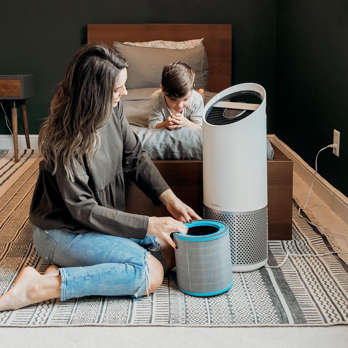 Kvinna och barn använder luftfilter TruSens Z-3000 för allergier i sovrum