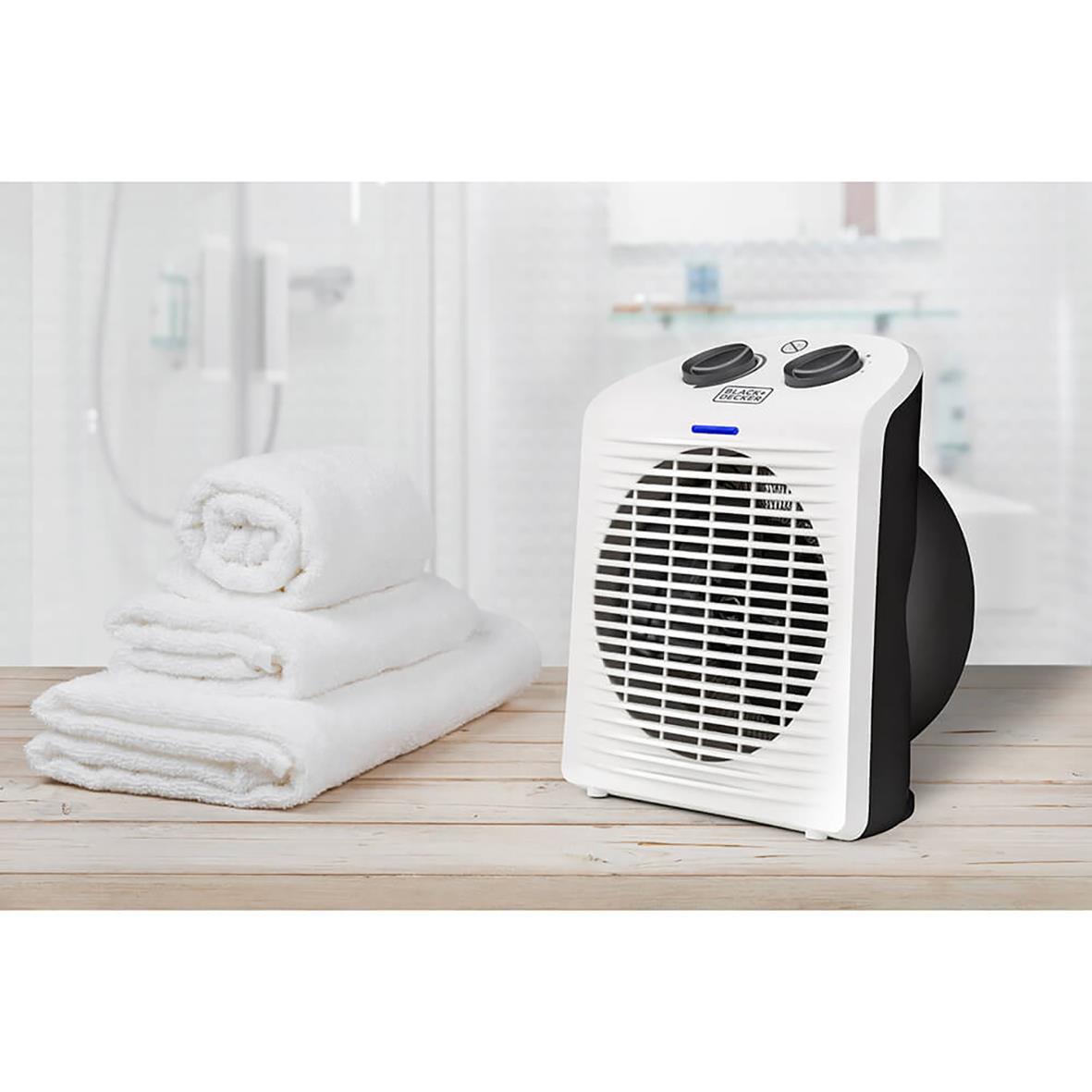 Värmefläkt Black+Decker 2000W IP21 vit placerad i badrum med handdukar