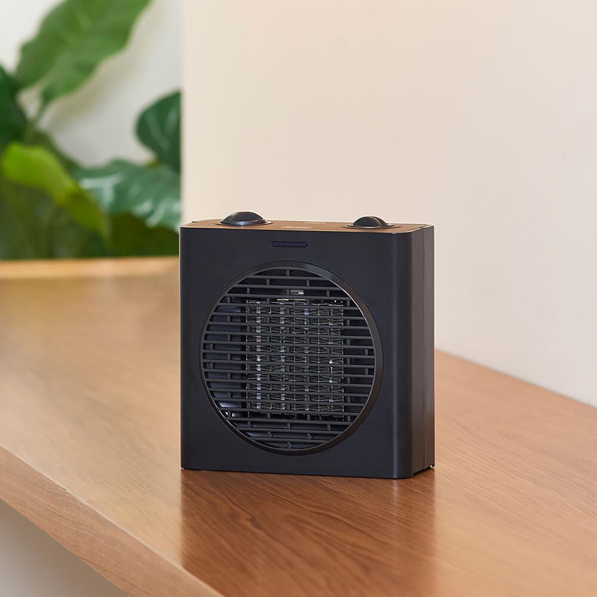 Svart keramisk värmefläkt från Black+Decker på träbord