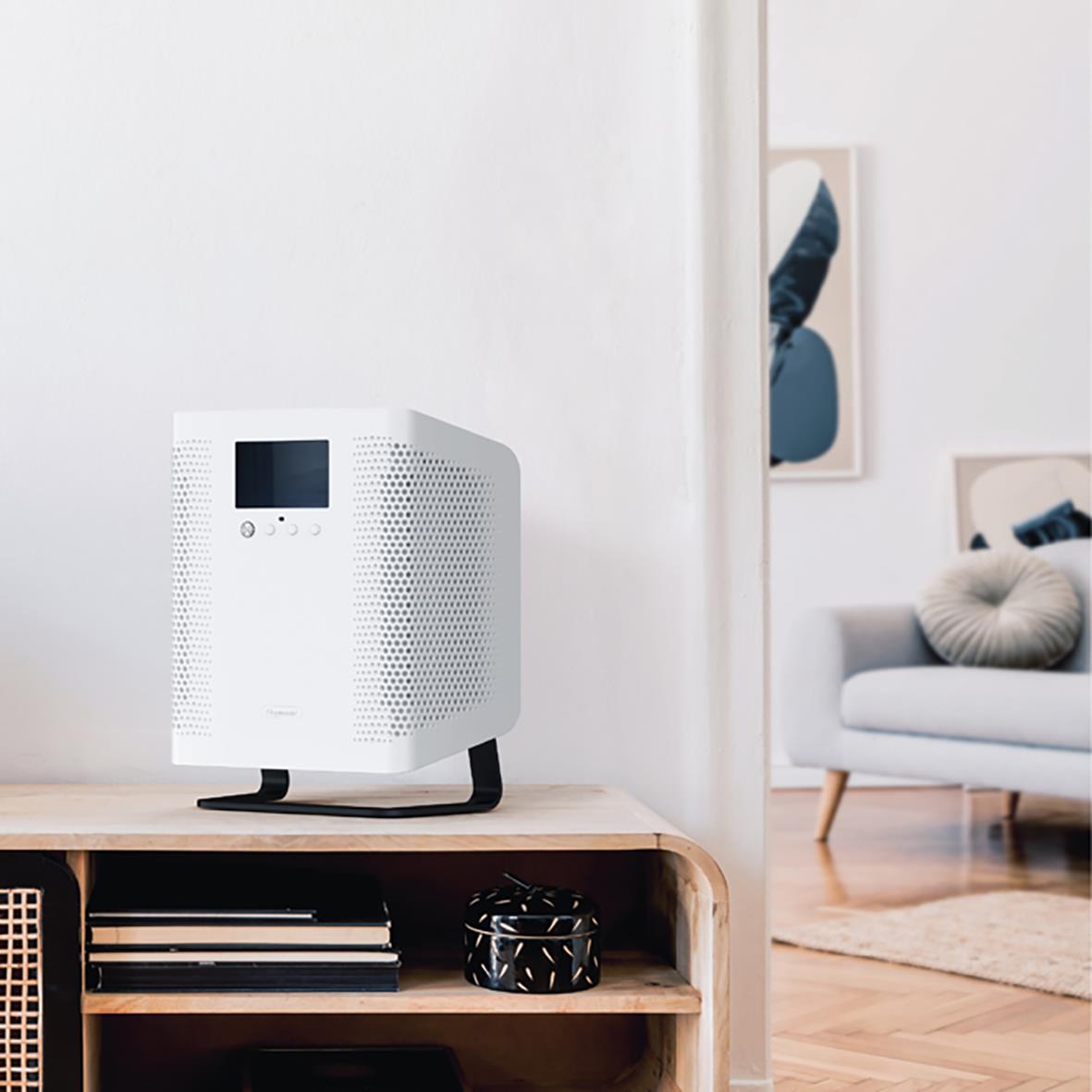 Luftrenare Ozoneair Purify 30 placerad på ett bord i ett modernt vardagsrum