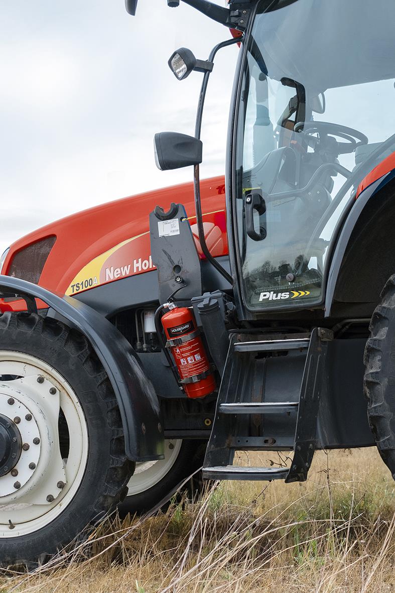 Brandsläckare Housegard Pulver 55a Röd 6kg fästad på traktor