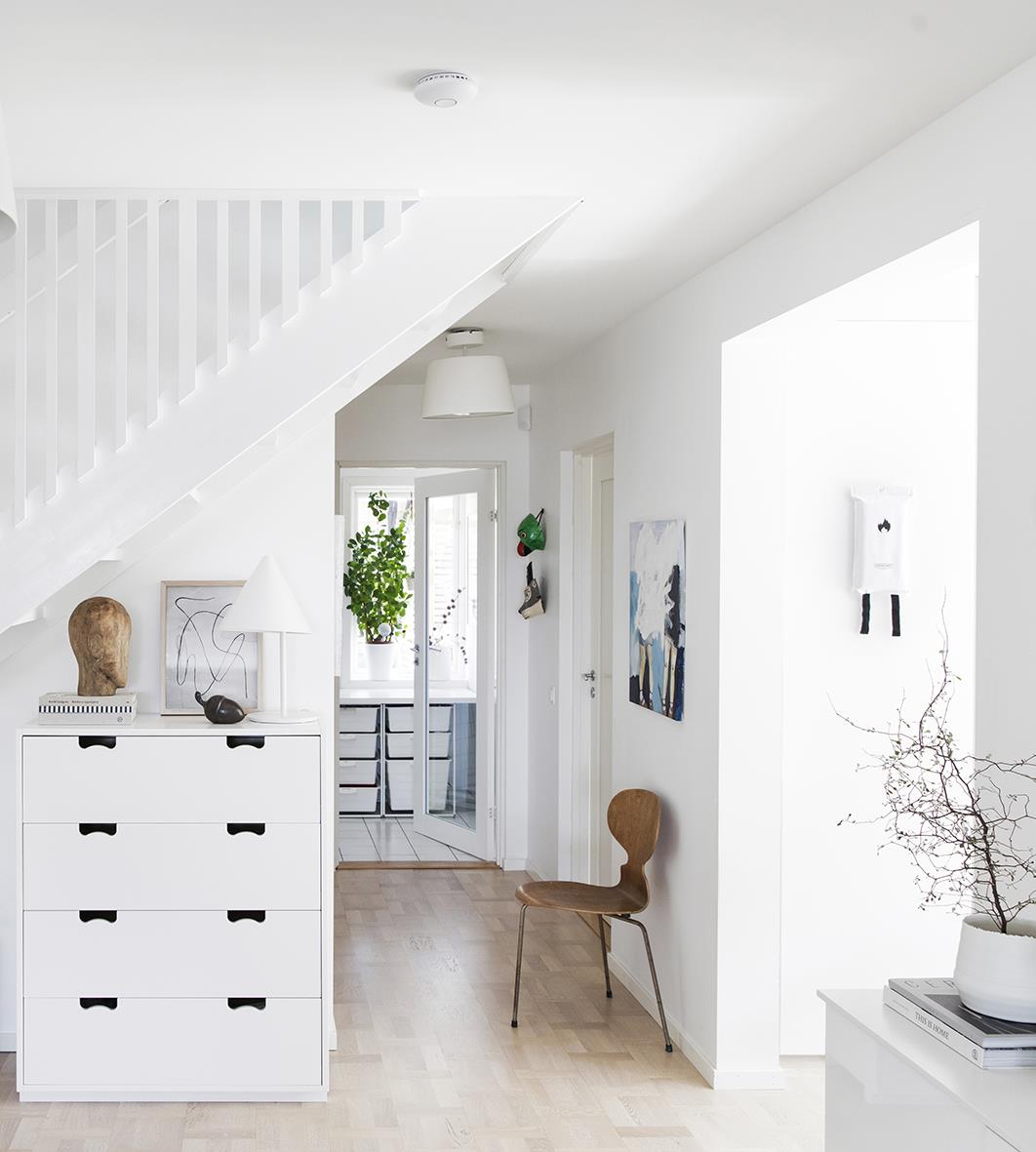 Vitt Brandfilt Housegard Design Edition 120x180cm i ett ljust, modernt hem med vita väggar och möbler