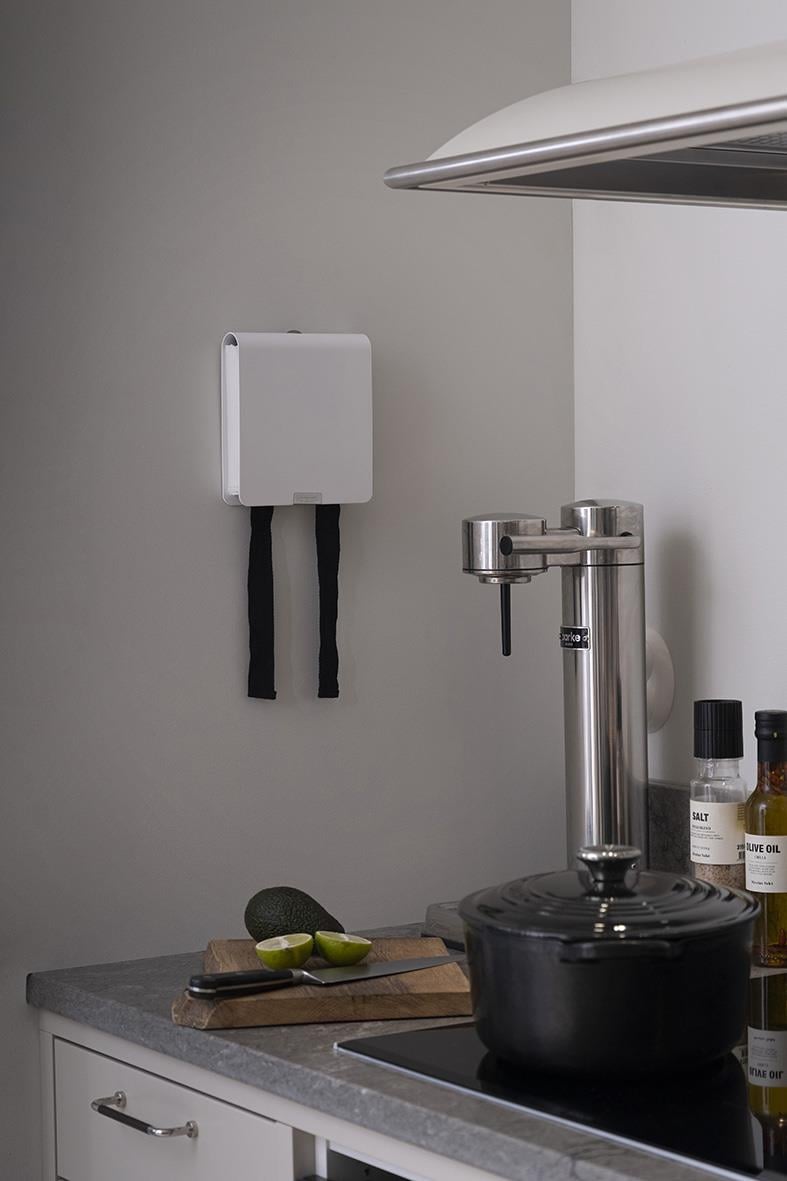 Brandfilt Housegard Mantel med metallhölje i vitt, 120x120cm, på köksvägg