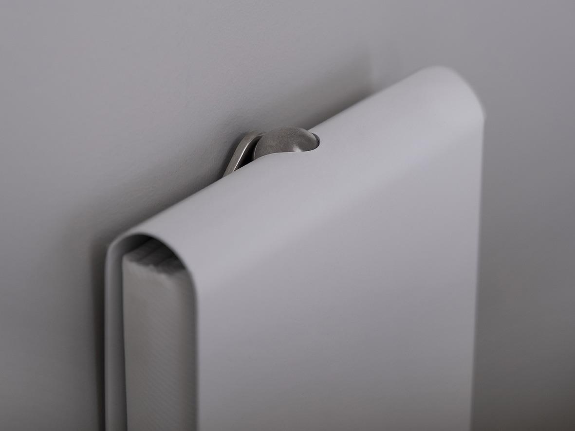 Vit brandfilt med metallhölje och måtten 120x120cm monterad på vägg