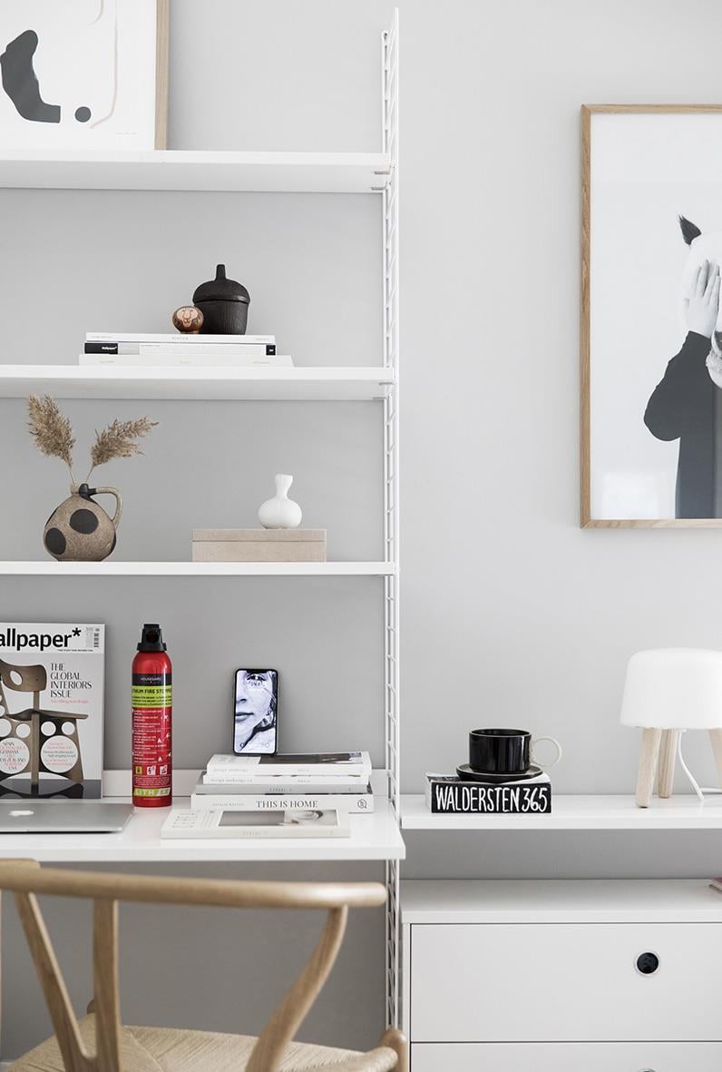 Släckspray Housegard AVD Lith-EX 500ml placerad på en vit hylla i ett minimalistiskt hem med konst och dekor