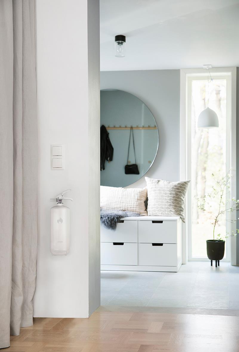 Vitt brandsläckare Housegard Pulver 2kg monterad på vit vägg i ett modernt hem med spegel och fönster