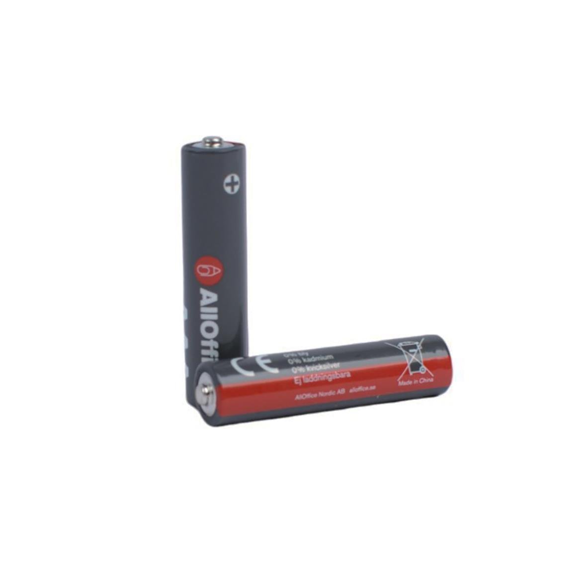 Två AAA alkalinebatterier, ett stående och ett liggande, i svart och rött med plus- och minussymboler