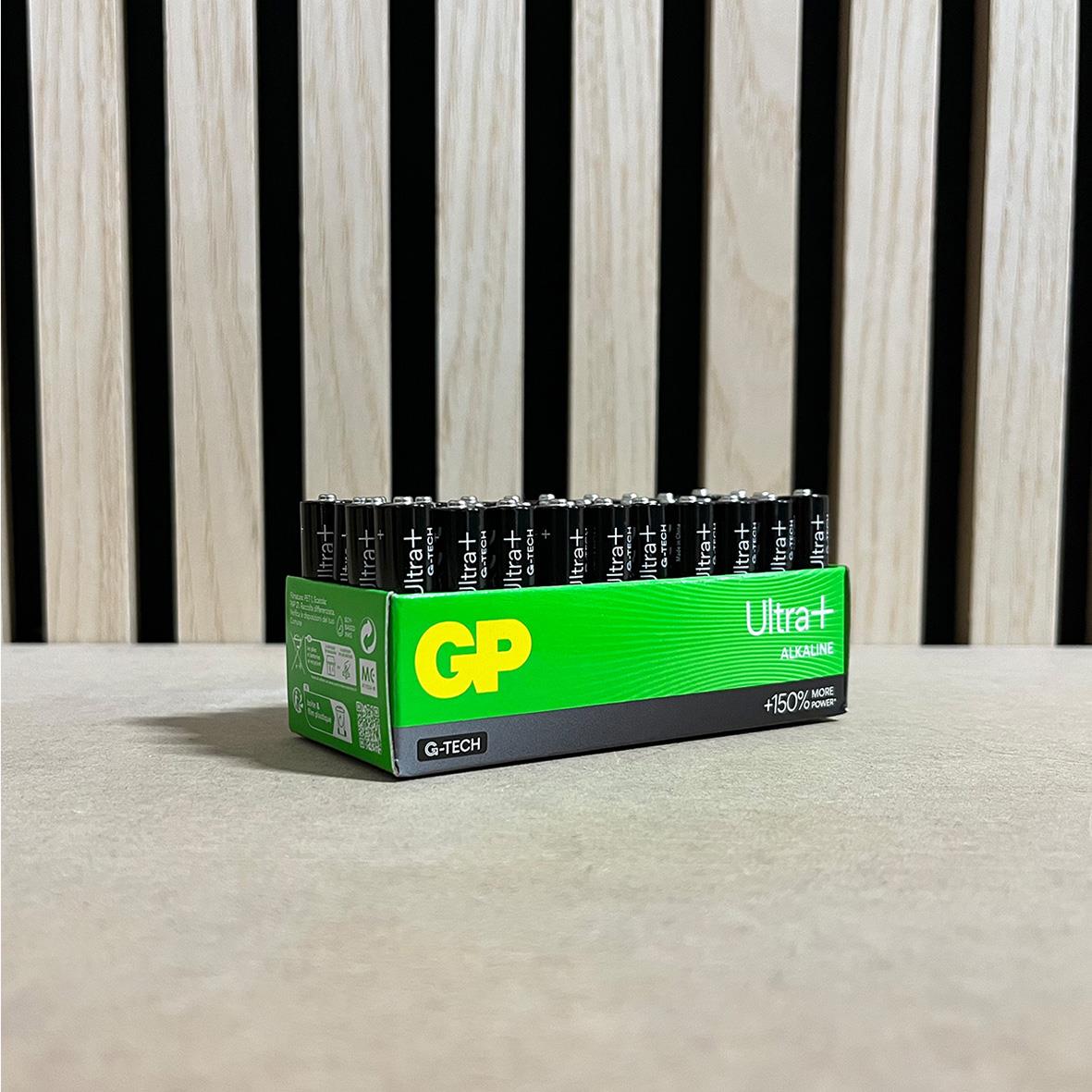 Batteri GP Ultra Plus LR03 AAA i förpackning på bord framför trävägg