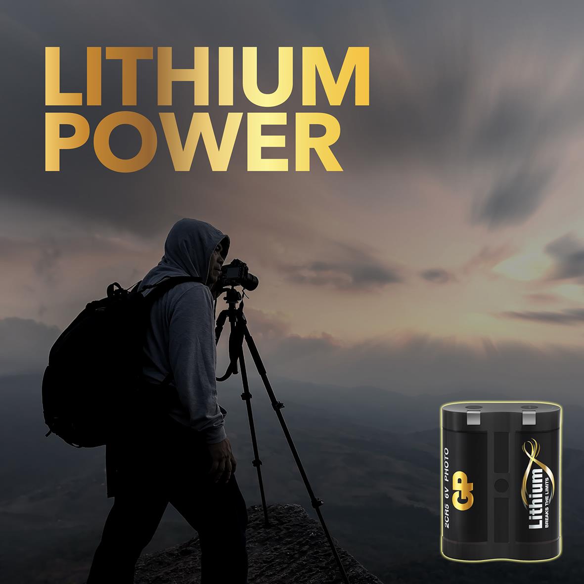 Person med kamera på stativ under en molnig himmel med text Lithium Power och bild av batteri