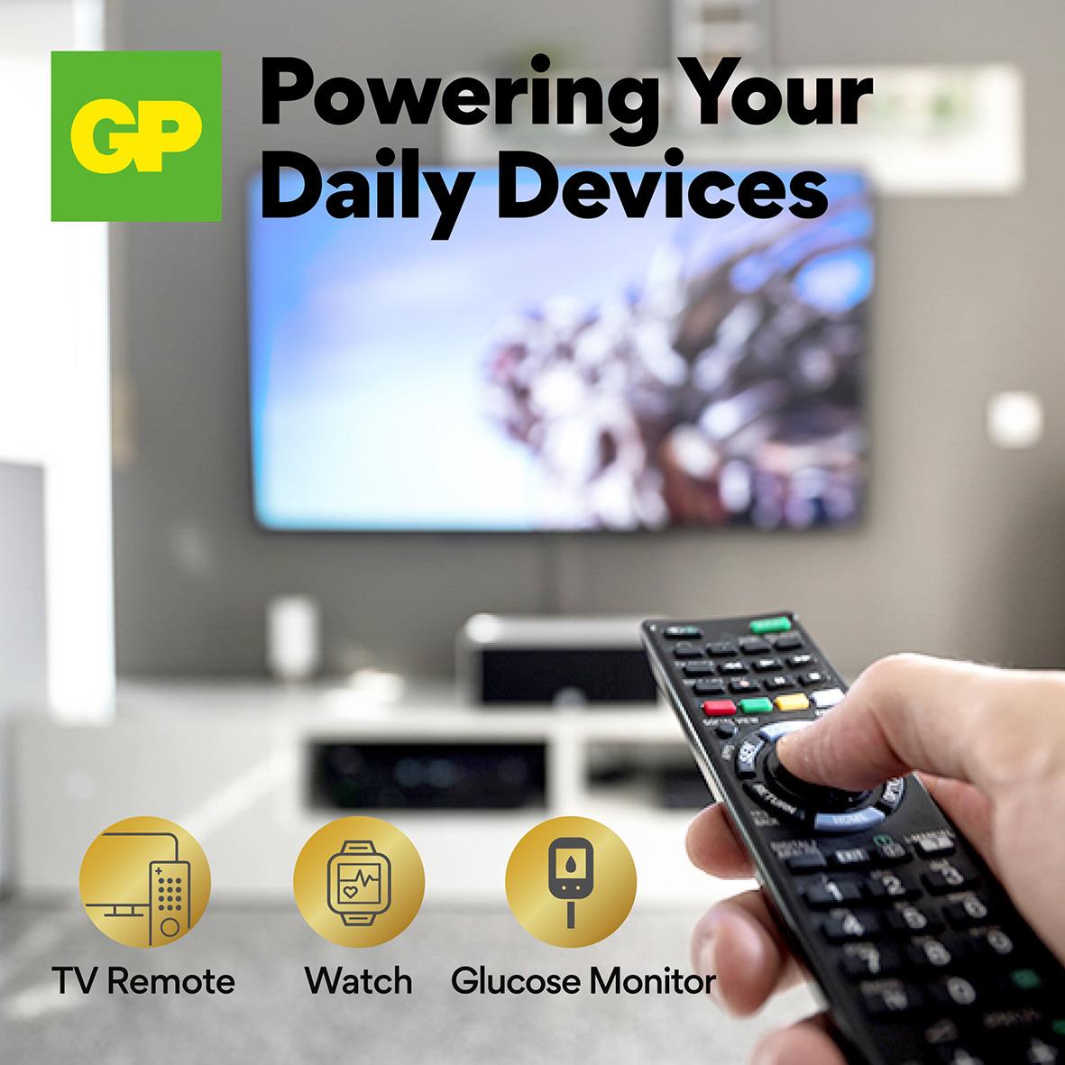Knappcellsbatteri GP Ultra Lithium CR2025 3V framför en TV och fjärrkontroll