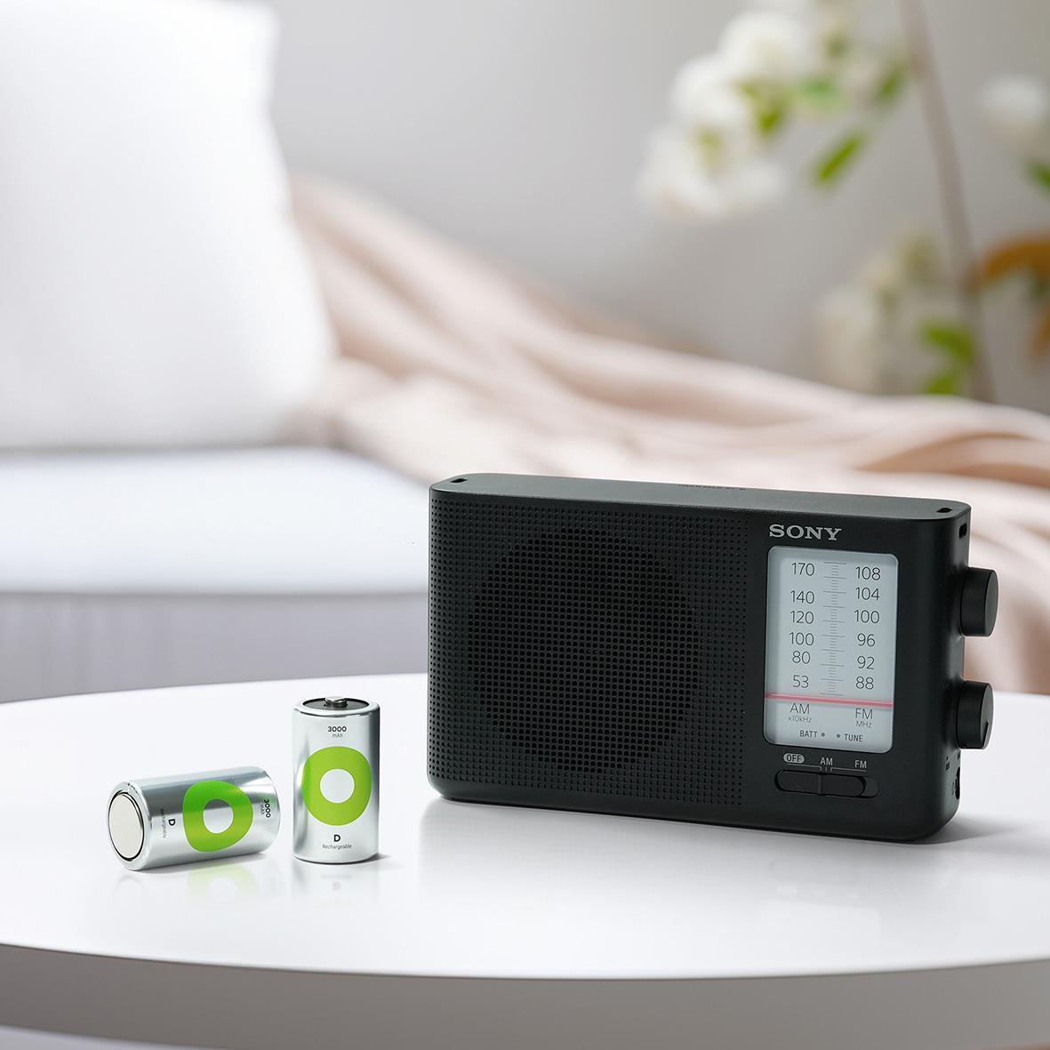 Batteri GP Recyko laddningsbart D 3000mAh och en Sony radio på ett bord i ett sovrum